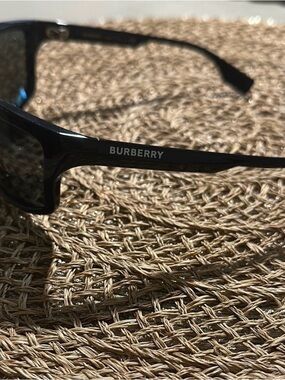 Black Women's Polarized Sunglasses - Sleek Everyday Style